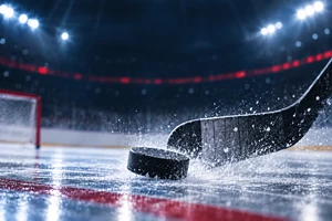 Dynamischer Eishockey-Puck im Eisspray